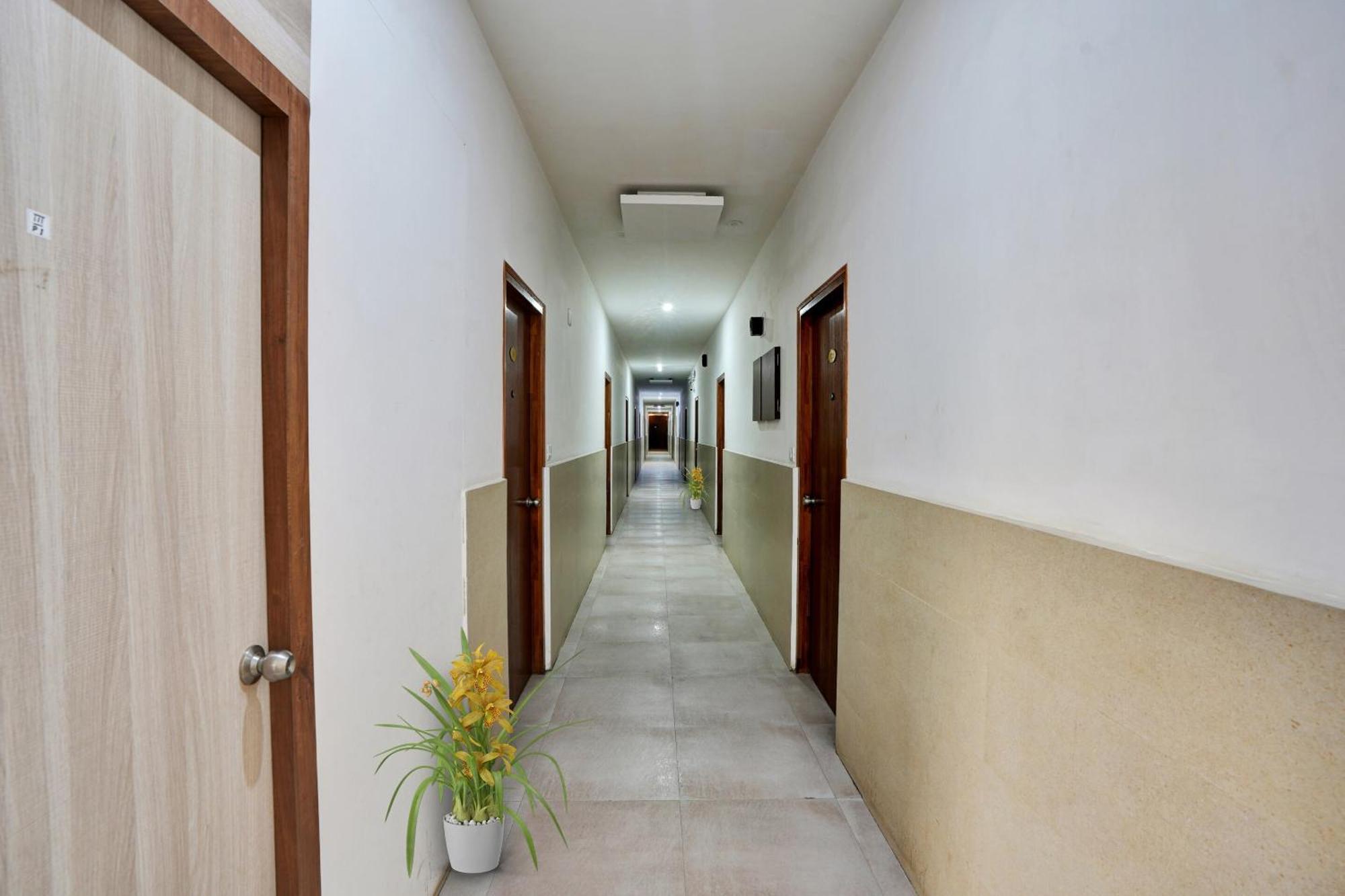 B Six Hotel Bangalore Extérieur photo