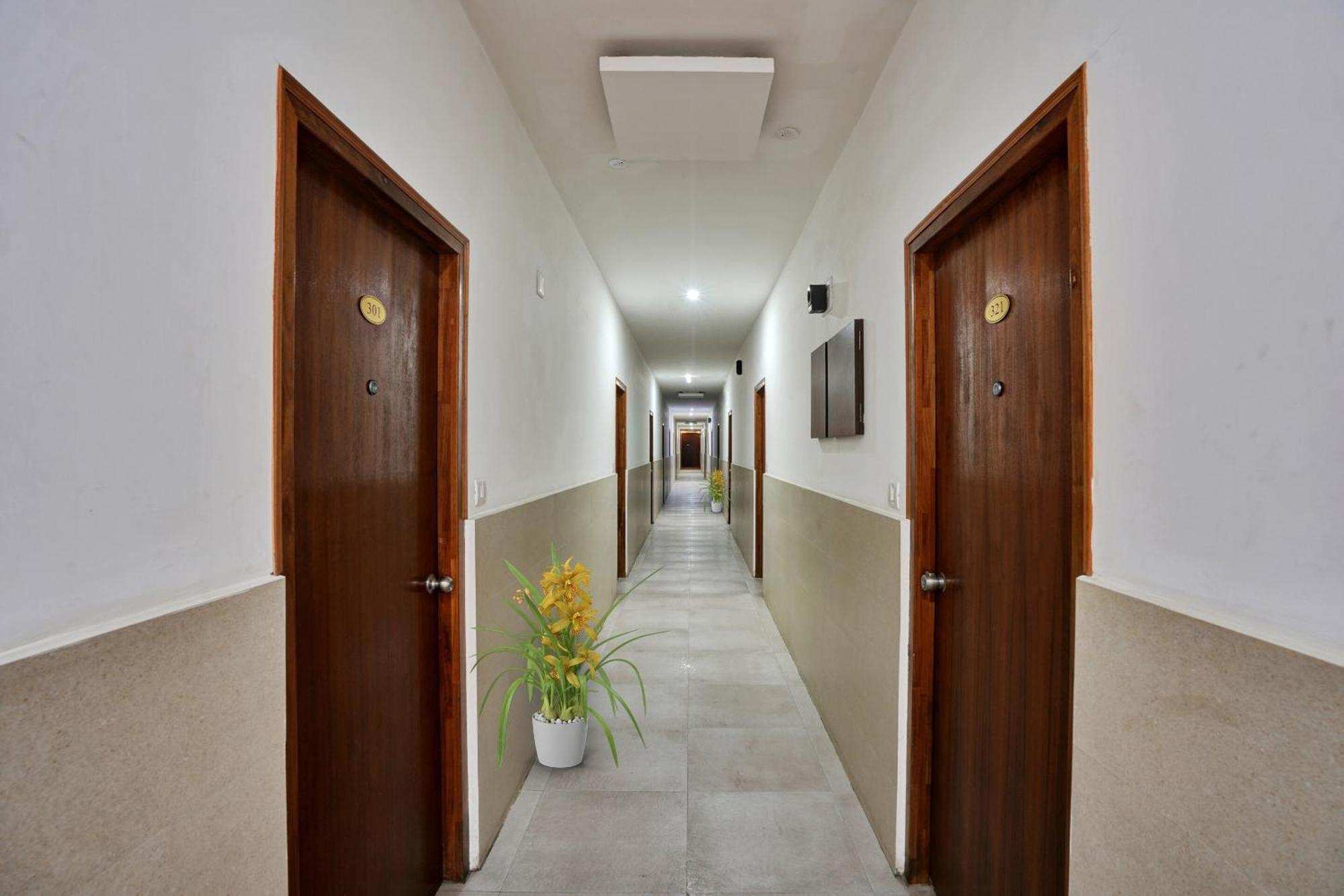 B Six Hotel Bangalore Extérieur photo