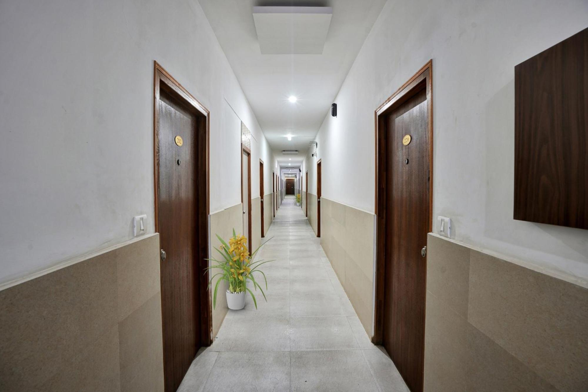 B Six Hotel Bangalore Extérieur photo