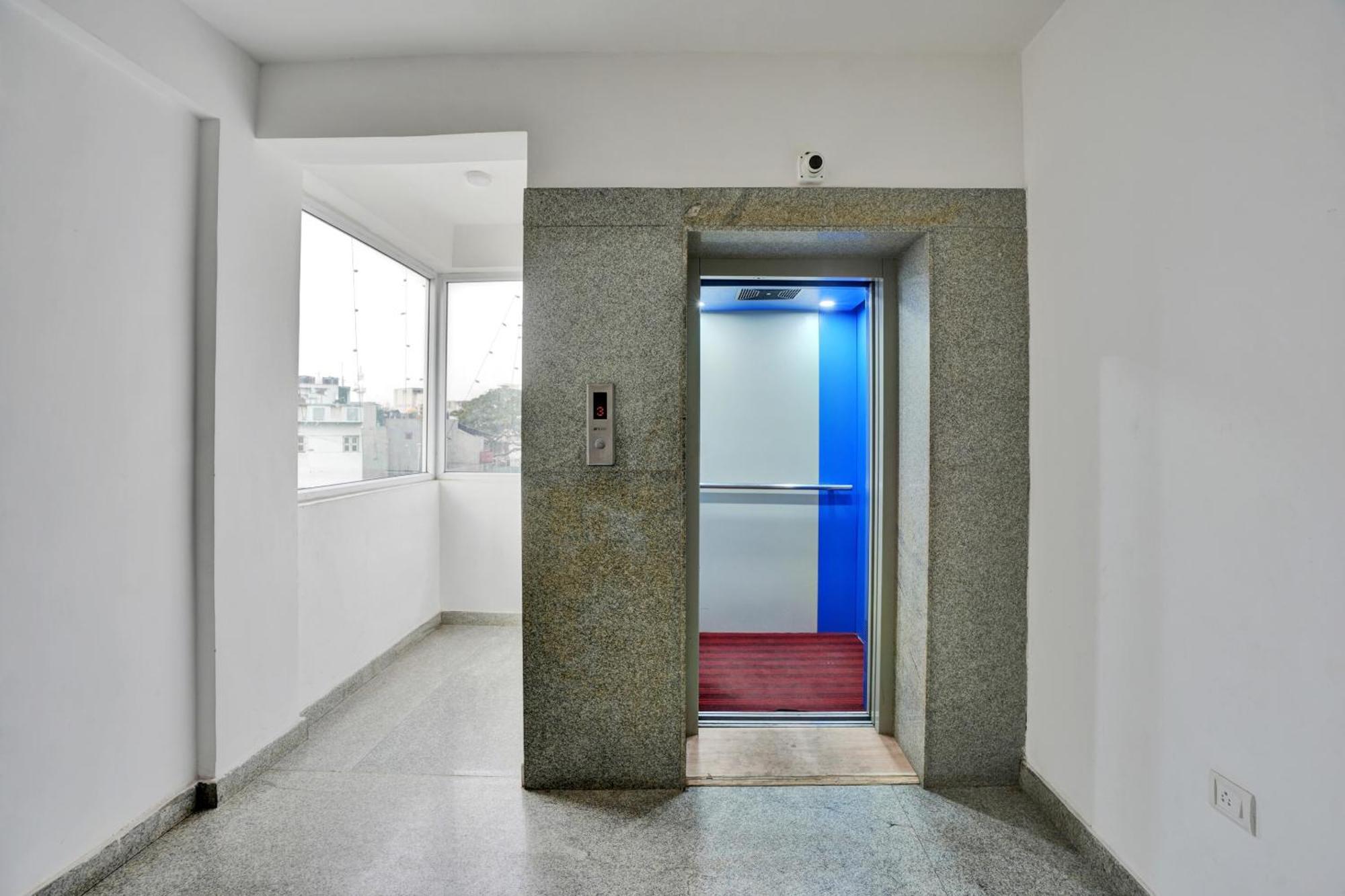 B Six Hotel Bangalore Extérieur photo