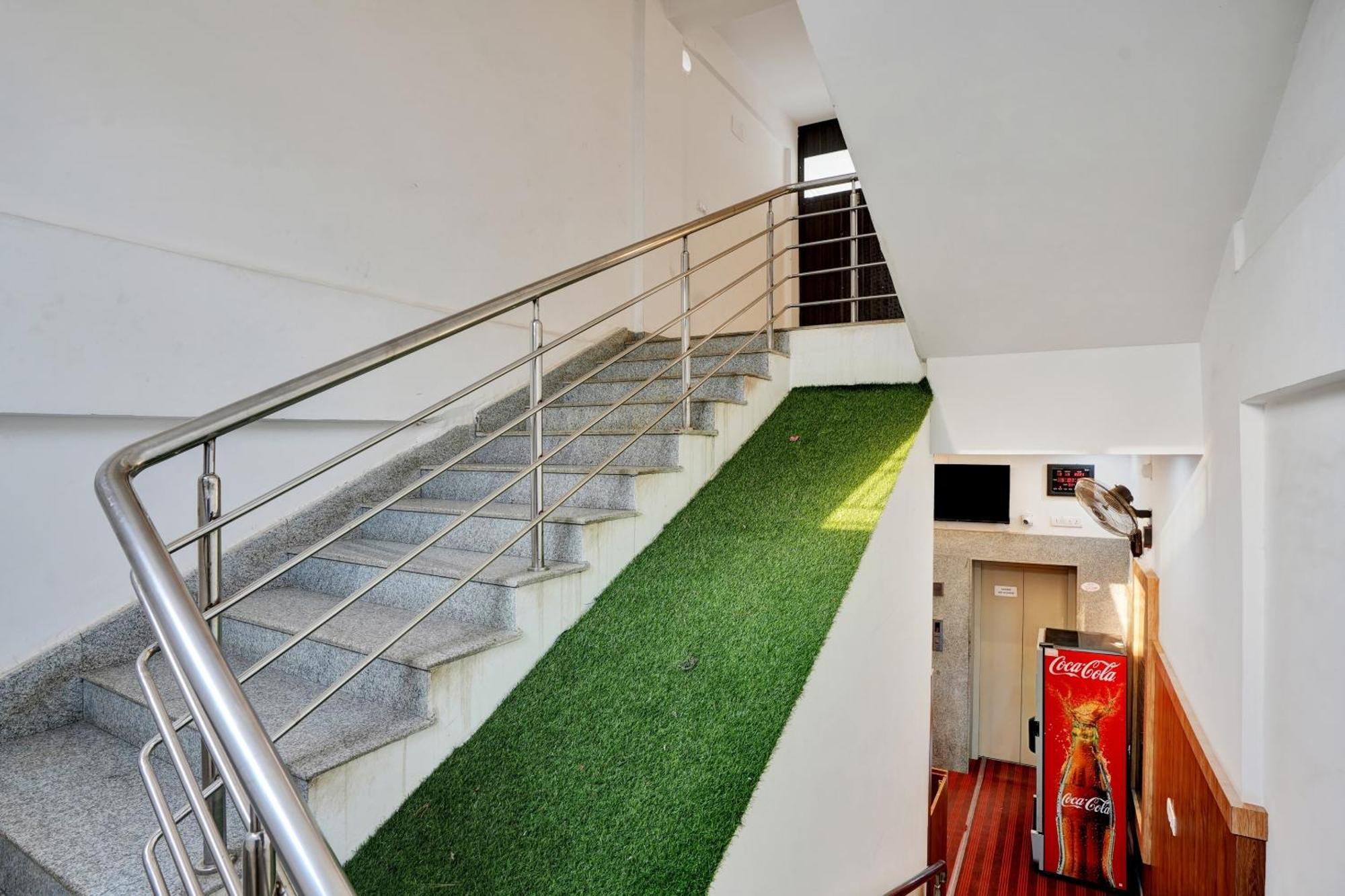B Six Hotel Bangalore Extérieur photo