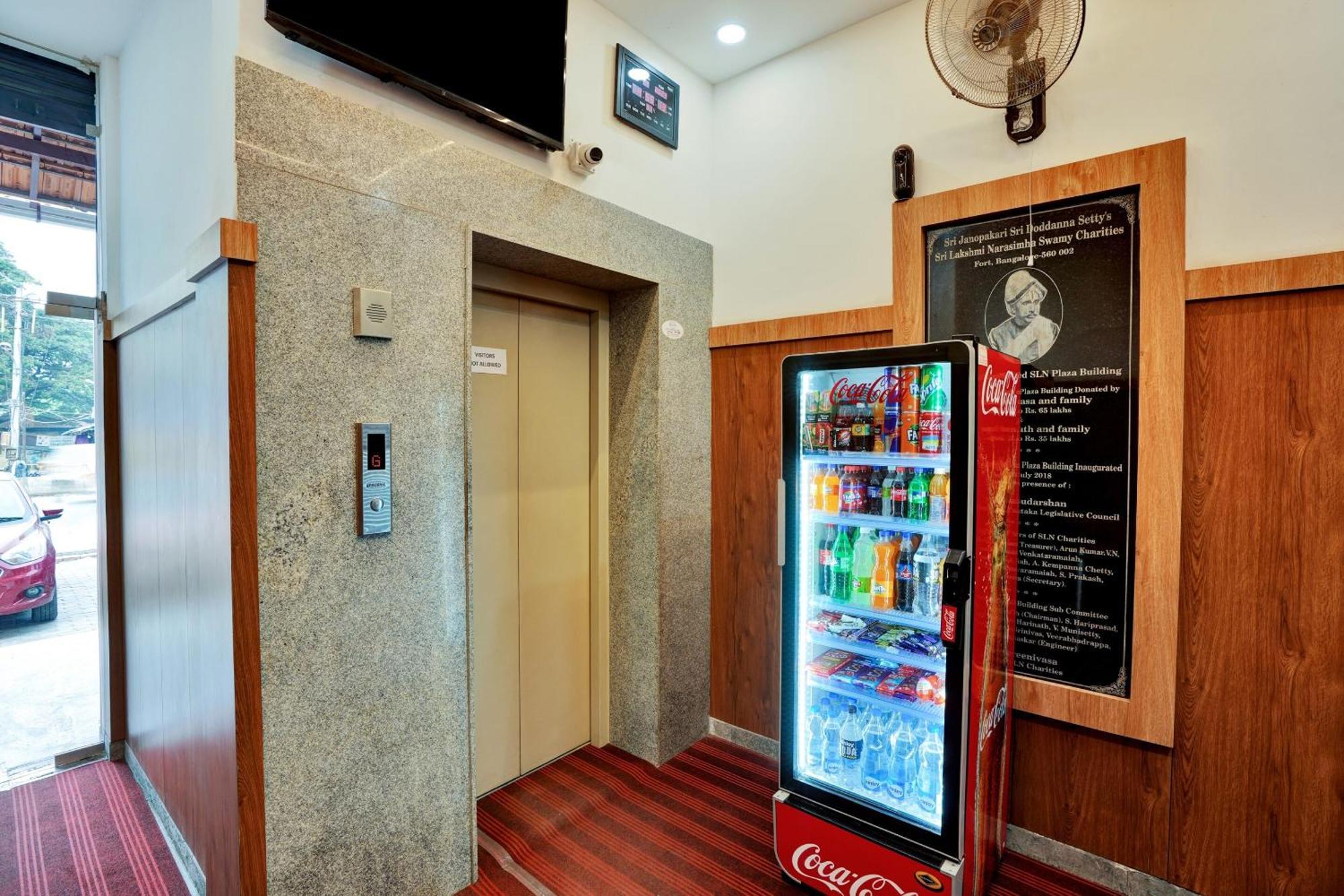 B Six Hotel Bangalore Extérieur photo